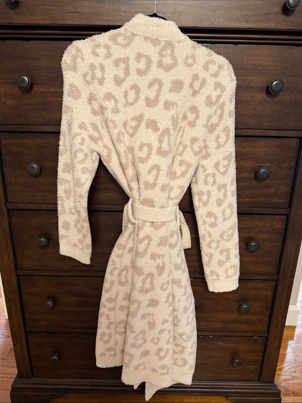Barefoot Dreams Plush Leopard-Print Robe in Blush & Cream - Picture 3 of 5
